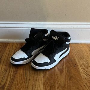 Panda black and white color-way. Size 5c US.